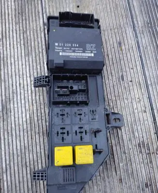 Opel Vectra C Fuse module 09226554 SC718671373 351787