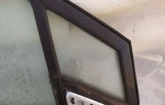 Mazda 5 Front door vent window glass four-door 