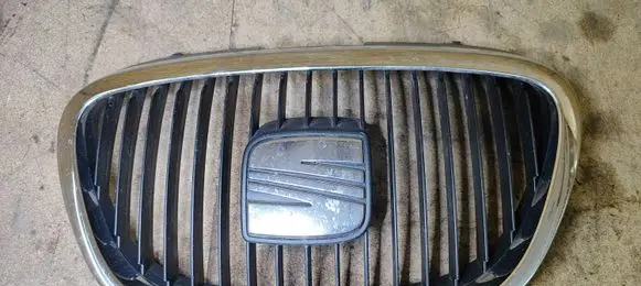 Seat Toledo III (5P) Front bumper upper radiator grill 5P0853654