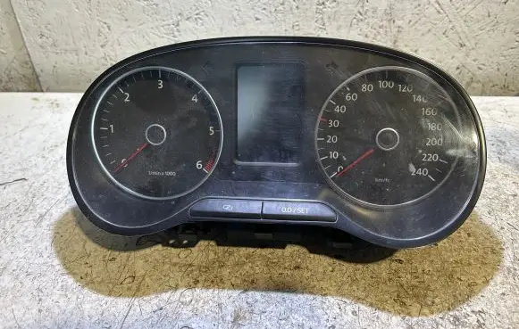Volkswagen Polo V 6R Speedometer (instrument cluster) 6R0920861D 1020700120