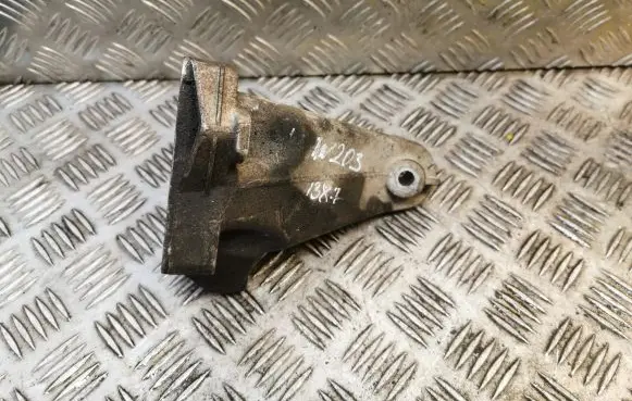 Mercedes-Benz C W203 Engine mounting bracket
