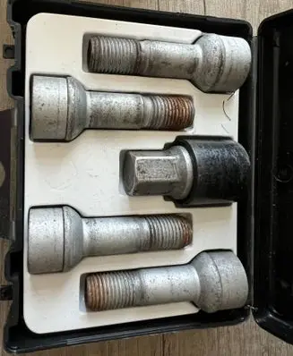 Mercedes-Benz E C207 W207 Anti-theft wheel nuts and lock B66470156