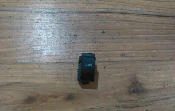 Toyota Avensis T250 Electric window control switch 37080a 211b03