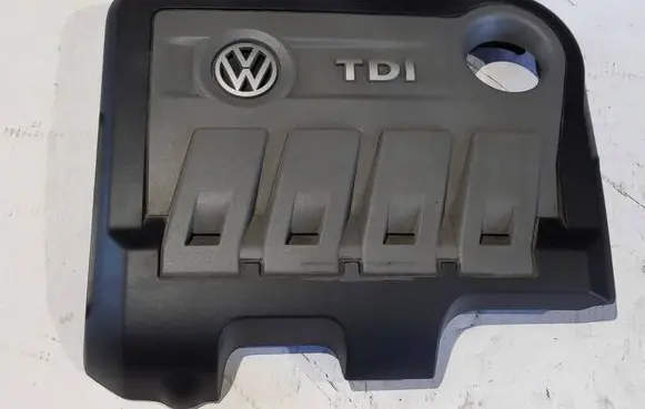 Volkswagen PASSAT B7 Engine cover (trim) 03L103925T