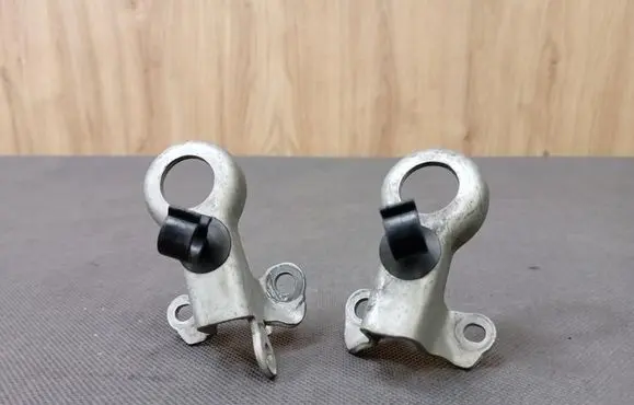 Mercedes-Benz E A207 Engine mount bracket 2712231641 A2712231641