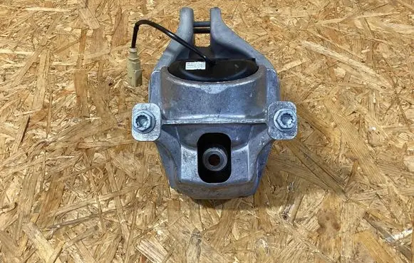Engine mounting bracket