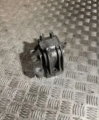 Volkswagen PASSAT B7 Engine mount bracket 1K0199262