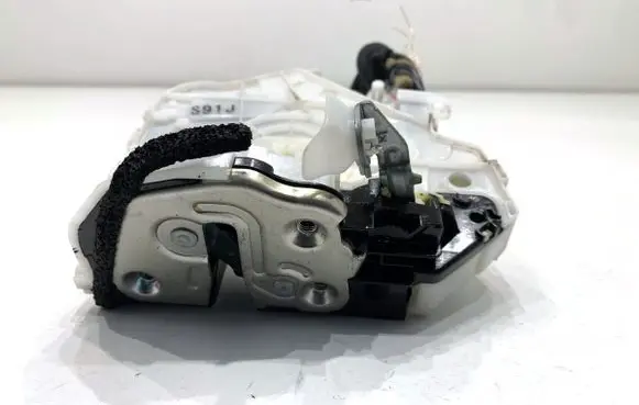 Mazda 3 Rear door lock J15A214