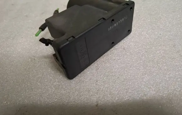 Audi 80 90 S2 B4 Central locking vacuum pump 4A0862257A