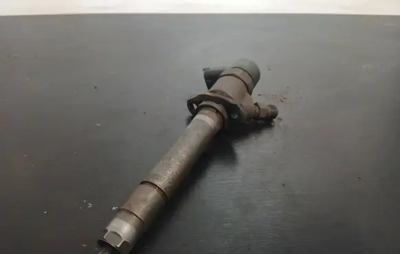 Volvo XC90 Fuel injector 8658351
