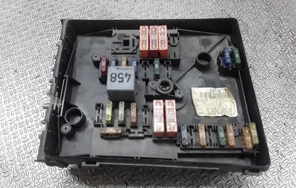 Volkswagen Jetta V Fuse module 1K0937125