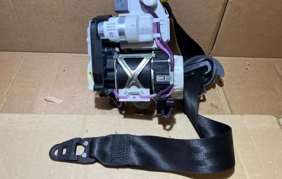 Audi A8 S8 D4 4H Front seatbelt