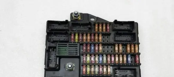 Jaguar XJ X350 Fuse module C2C12445