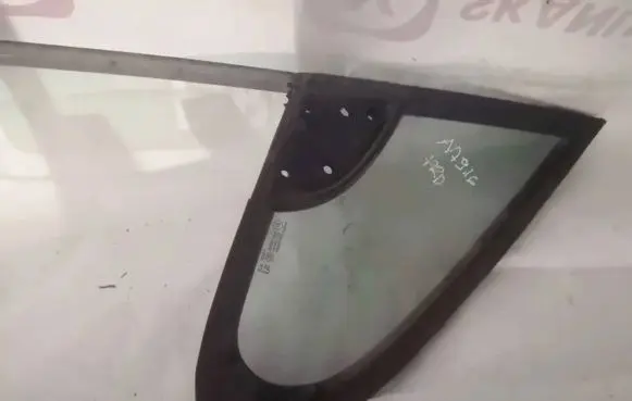 Peugeot 307 Front door vent window glass four-door 
