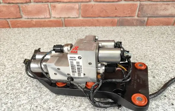 BMW X5 E70 Active stabilizer control/valve assembly 6782737