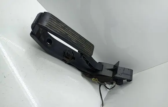 Mercedes-Benz E W211 Accelerator throttle pedal a2113010001