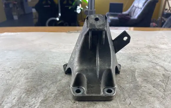 Audi A4 S4 B6 8E 8H Engine mounting bracket 8E0199308J 8E0199308
