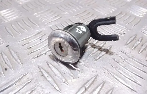 Citroen Xsara Picasso Front door lock (next to the handle) 