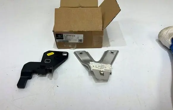 Mercedes-Benz GLC X253 C253 Headlight/headlamp mounting bracket A2536200700