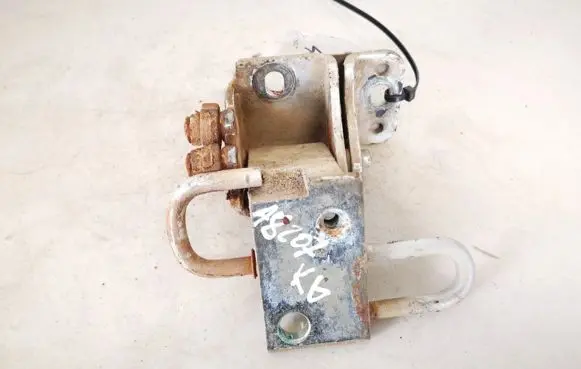 Skoda Octavia Mk1 (1U) Rear door lower hinge 4b0833411a