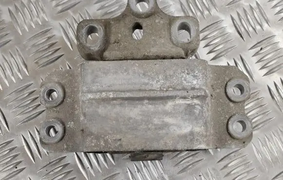 Volkswagen PASSAT B6 Engine mount bracket 3C0199555 654009