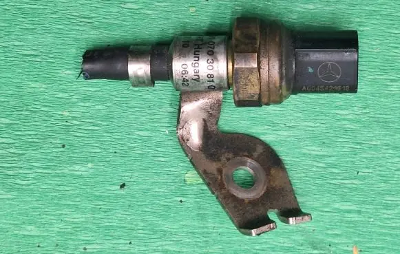 Mercedes-Benz C W204 Fuel pressure sensor a6510703081q1
