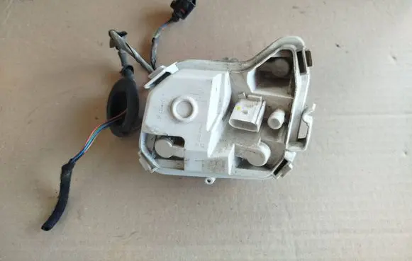 Audi A4 S4 B7 8E 8H Tail light bulb cover holder 484062R