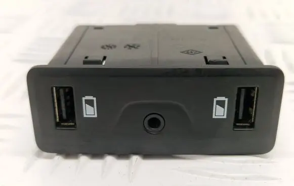 Renault Talisman AUX in-socket connector 280239684R DQ16266898
