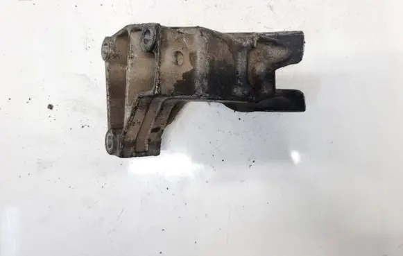 Engine mounting bracket