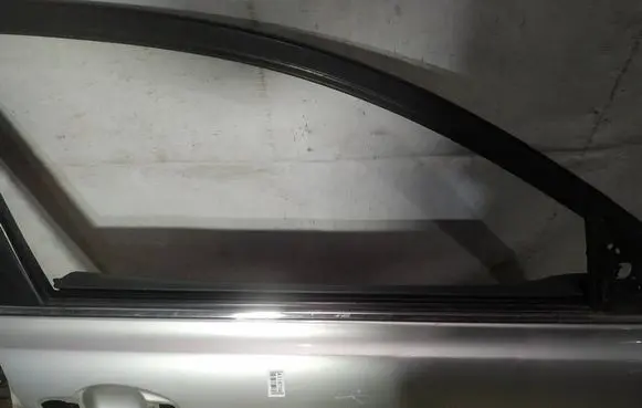 Toyota Avensis T250 Front door glass trim molding 