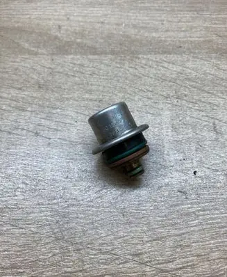 Volkswagen PASSAT B5 Fuel pressure regulator 078133534C