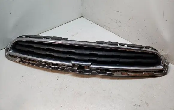 Chevrolet Trax Front bumper upper radiator grill 95235146