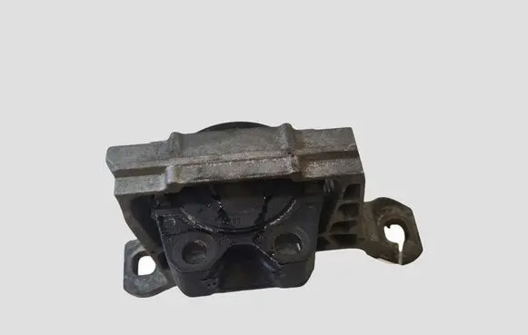 Volvo V40 Engine mount bracket