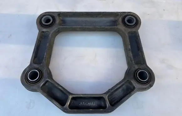 Jaguar XK8 - XKR Rear differential/diff mount bracket RCcc2891f