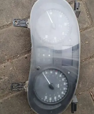 Renault Trafic II (X83) Speedometer (instrument cluster) P8200390136 216788847 NS82039913