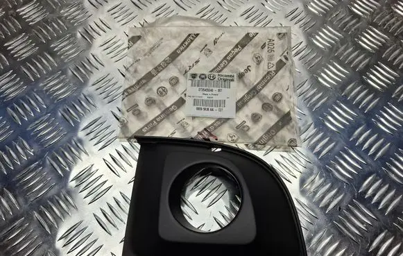 Fiat 500 Front fog light trim/grill 735425625 735455049 68095636AA