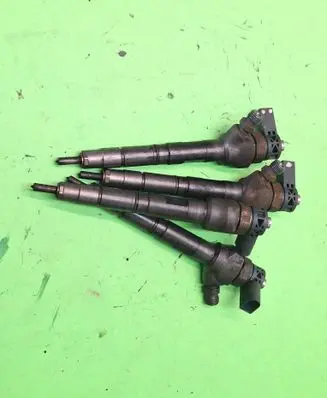 Volkswagen Caddy Fuel injectors set 03L130277
