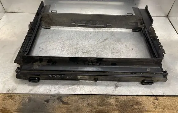 BMW 5 E60 E61 Radiator mount bracket 7791179