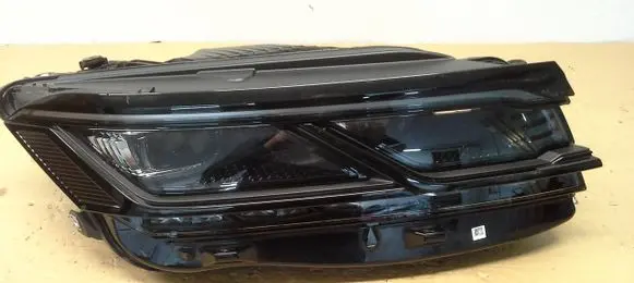 Volkswagen Touareg III Headlight/headlamp 761941082A