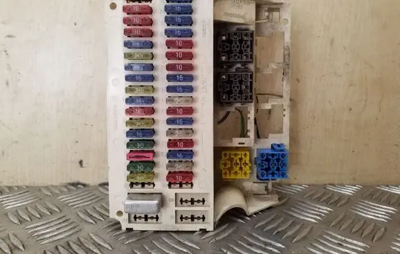 Volvo S70 V70 V70 XC Fuse module 3515170 6849814