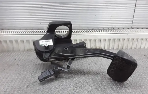 Mercedes-Benz A W169 Brake pedal A1692901001