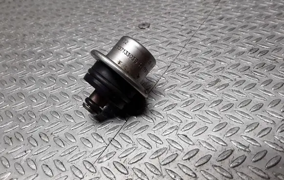Volkswagen Golf IV Fuel pressure regulator 037133035