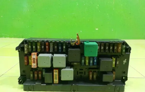 Mercedes-Benz E W212 Fuse box set A2129000006 BEZPIECZNIKOW