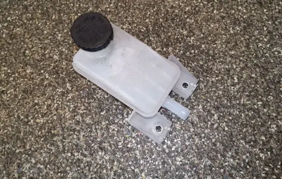 Nissan Leaf I (ZE0) Brake fluid reservoir 