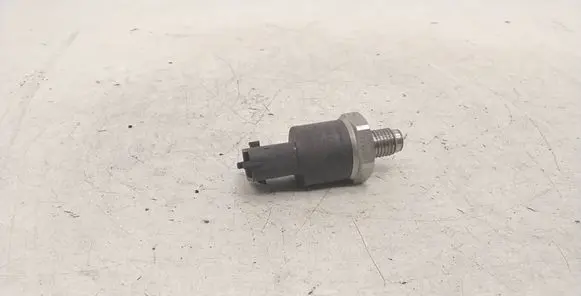 BMW 5 E39 Fuel pressure sensor 0281002475