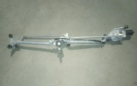 Honda CR-V Front wiper linkage and motor 6804C013