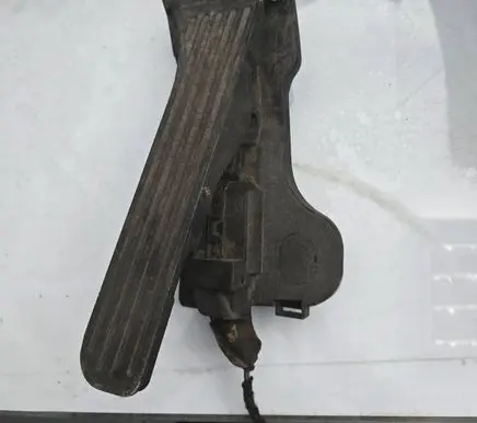 Volkswagen Touran I Accelerator throttle pedal 1T2721503G 6PV00874600