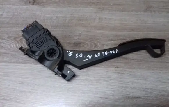 Volvo V70 Accelerator throttle pedal 6PV00954800 30715175
