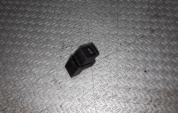 Volkswagen PASSAT B5.5 Tailgate opening switch 1J0959831A