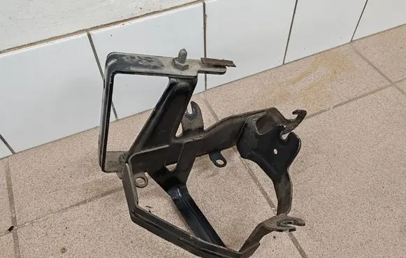 Audi A2 Power steering pump mounting bracket 8Z0423845C